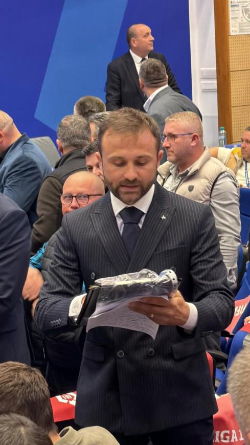 Ilie Drăgan cu documente în sala alegerilor